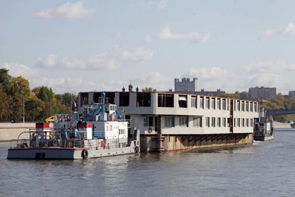 Буксировка дебаркадера